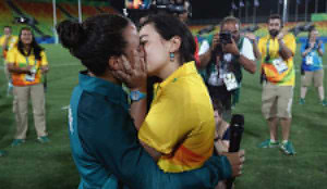 Usain Bolt trao huy chương Olympic cho dàn chân dài nóng bỏng