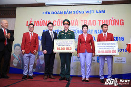 Xạ thủ Hoàng Xuân Vinh được vinh danh tại quê nhà