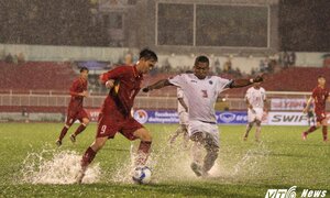 U22 Việt Nam thoát thua nhờ vũng nước trước khung thành