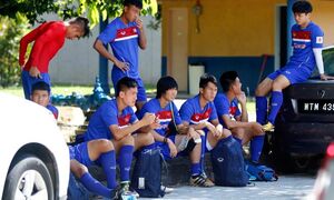 U22 Việt Nam trầy trật tìm chỗ tập, Công Phượng khởi động trên nóc capo ô tô