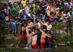 Các lễ hội nguy hiểm nhất thế giới: Bắn pháo hoa cháy đỏ vào người để lấy may ở Đài Loan