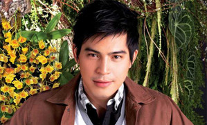 Đau lòng nhìn tài tử, giai nhân phải cắt tay, chân vì sốt xuất huyết, nhiễm khuẩn