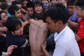 Đổ máu trong lễ hội cướp Phết Hiền Quan: 'Bọn trẻ thời nay ăn thua quá!'