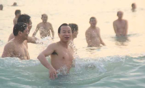 Du khách thích thú ghi lại hình ảnh Bí thư Nguyễn Xuân Anh tắm biển lúc sáng sớm