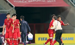 Vì sao HLV Hoàng Anh Tuấn quát tháo khi cầu thủ U20 Việt Nam gục xuống sân?