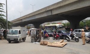 Xe ba bánh lật trên phố Hà Nội, một người thiệt mạng