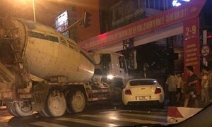 Đối đầu xe trộn bê tông, siêu xe Bentley giá hơn chục tỷ đồng vỡ đầu