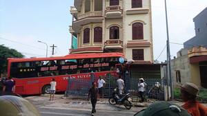 Xe khách tông đổ hàng rào, phi thẳng vào nhà dân ở gần biển Quất Lâm