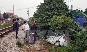 Ô tô 4 chỗ bị tàu hỏa húc văng ở Nam Định
