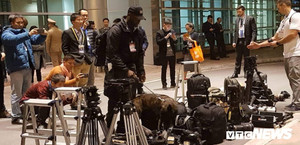 Ảnh: Chó nghiệp vụ Mỹ 'soi' kỹ từng món đồ của phóng viên đến đón Tổng thống Trump