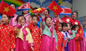 Ảnh: Học sinh mầm non Việt - Triều rạng ngời trong ngày Chủ tịch Kim Jong-un sang Việt Nam