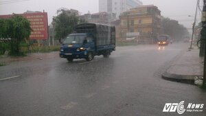 Bão số 2 đi vào đất liền, Hà Nội đang mưa rất to