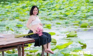Ảnh: Vác bụng bầu 34 tuần đi chụp ảnh với hoa sen, mẹ trẻ được khen tấm tắc vì quá xinh