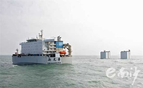 Cận cảnh tàu bán ngầm khổng lồ, to bằng 2 sân bóng đá của Trung Quốc