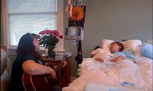 Xúc động khoảnh khắc người mẹ gảy đàn hát vĩnh biệt con gái đang hấp hối vì ung thư