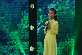 Mẹ ác nhốt con dưới gầm ghế, ngồi lên trên để chơi mạt chược