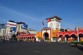 Phố phường Sài Gòn thênh thang, bình lặng sáng mùng 1 Tết Nguyên đán Đinh Dậu