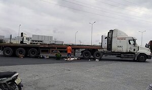 Va chạm với xe đầu kéo, 4 người trong gia đình thương vong