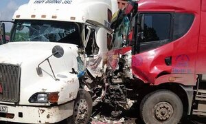 Tông trực diện như trời giáng, 2 xe container nát đầu trên quốc lộ 18