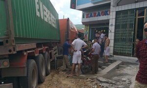 Xe đầu kéo nổ lốp, húc đổ cột điện, lao thẳng vào cửa hàng karaoke