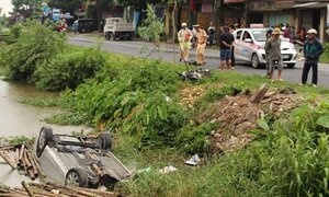 Đứng xem câu cá ven đường, bị ô tô đâm chìm dưới kênh