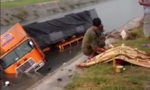 Xe container mất lái đâm 2 xe máy bay xuống kênh, 2 người chết tại chỗ