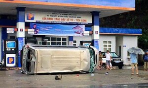 Xe khách 16 chỗ lật nhào trước cửa cây xăng ở Quảng Ninh