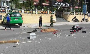 Taxi vượt ẩu, đâm vào xe máy khiến một người thiệt mạng