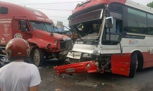 Xe khách lấn làn đâm trực diện container trên quốc lộ ở Quảng Ninh