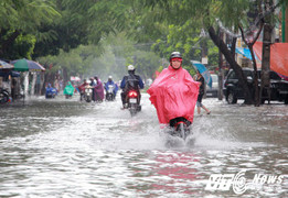 Áp thấp nhiệt đới đổ bộ, đường phố Hải Phòng mênh mông nước
