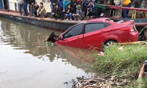 Ô tô tông gãy lan can cầu lao xuống sông, lái xe tử nạn