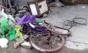 Người phụ nữ đi xe đạp bị ô tô đi ngược chiều tông văng 20m