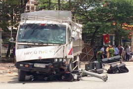 Xe tải đâm bay bốt CSGT, gây tai nạn liên hoàn khiến 2 người thương vong