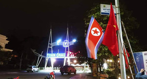 Ảnh: Quảng Ninh treo cờ trong đêm đón phái đoàn Triều Tiên thăm vịnh Hạ Long