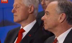 Cựu Tổng thống Bill Clinton ngủ gật khi nghe vợ phát biểu
