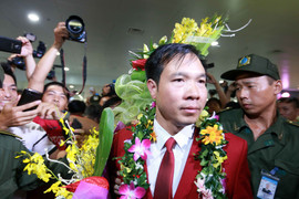 Xạ thủ Hoàng Xuân Vinh được vinh danh tại quê nhà