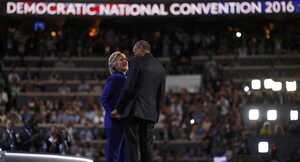 Hé lộ vụ bê bối có thể đặt dấu chấm hết cho con đường vào Nhà Trắng của bà Clinton