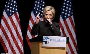 Video: 4 phút 'ác mộng' trên bục vận động tranh cử của Hillary Clinton