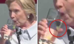 Dân mạng đồn đoán bà Clinton 'ho ra trứng' khi đang phát biểu