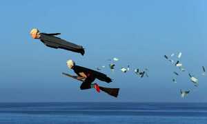 'Hillary' cưỡi chổi, 'Trump' rải tiền khi bay lượn trên trời