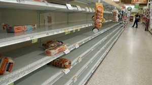 Bão 'quái vật' quần thảo Mỹ: Đánh nhau giữa siêu thị vì chai nước cuối cùng