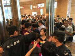 Hãi hùng cảnh người Trung Quốc 'càn quét' tiệc buffet miễn phí