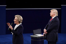 Video: Trump luẩn quẩn như 'ma đói' sau lưng Clinton trong tranh luận bầu cử Tổng thống Mỹ