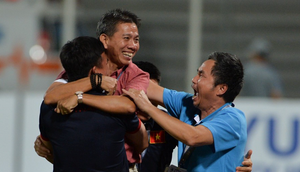 HLV Hoàng Anh Tuấn khóc ngon lành, thổ lộ ước mơ với học trò U19 Việt Nam