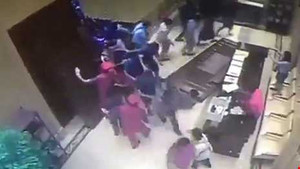 Video: Hãi hùng hàng trăm người phá tan cửa khách sạn để tranh mua nhà ở Trung Quốc