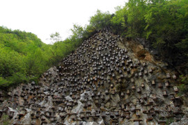 Những 'cỗ quan tài' chi chít trên vách núi cheo leo ở Trung Quốc là gì?