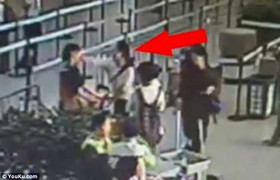 Video: Nữ hành khách Trung Quốc tát nhân viên sân bay điếc tại chỗ