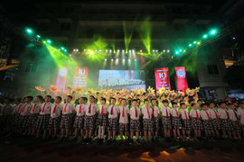 Cảm động thầy giáo 10 năm nhặt ve chai, lấy tiền giúp học sinh nghèo đóng học