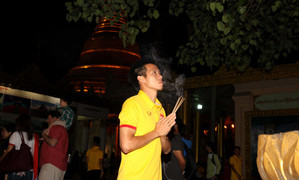 AFF Cup 2016: Thầy trò Hữu Thắng đi chùa Vàng cầu may