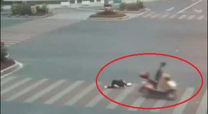 Video: Cảnh sát Trung Quốc truy tìm kẻ độc ác đâm ngã cụ bà rồi bỏ chạy